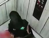 امرأة كولومبية تنجو بأعجوبة بعد مهاجمة كلبها لها داخل مصعد.. صور وفيديو
