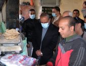 محافظ الإسماعيلية يفاجئ مخبزا بلديا أثناء جولته الميدانية بالمحافظة