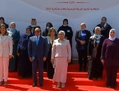 الرئيس السيسى والسيدة قرينته فى صورة تذكارية مع المشاركات بحفل تكريم المرأة