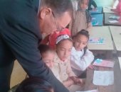 محافظ الشرقية يكافئ مدير ووكيل ومسؤول الشؤون الإدارية بمدرسة فى بلبيس