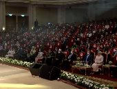 الرئيس السيسي والسيدة قرينته يشاهدان فقرة فنية بحفل تكريم المرأة المصرية