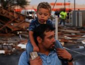 إعصار مدمر يضرب ولاية تكساس الأمريكية ويلحق أضرارًا بالمدارس والمنازل