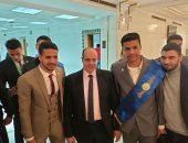 طلبة كلية إعلام الأزهر يحرصون على التقاط الصور التذكارية مع الكاتب أكرم القصاص