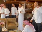 احتفالات جنونية في مقر منتخب السعودية بعد التأهل للمونديال.. فيديو