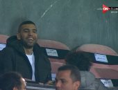 مؤمن زكريا وزوجته يدعمان المنتخب أمام السنغال باستاد القاهرة.. فيديو