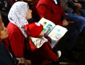 أم تذاكر لابنها وسط الجماهير في مباراة مصر والسنغال.. صور