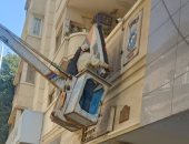 حملات مكثفة لإزالة الإعلانات والإشغالات المخالفة على مستوى الأحياء بالإسكندرية