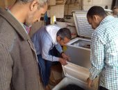 إعدام 700 كيلو جرام أغذية غير صالحة للاستهلاك الآدمى بأسوان.. صور