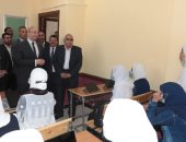 حوار بين محافظ بنى سويف وطالبات اليرموك الثانوية عن مبادرة حياة كريمة