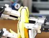 تطوير روبوت يمكنه تقشير الموز دون سحق الفاكهة الرقيقة بالداخل
