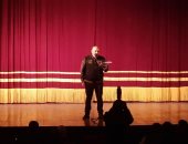 محسن منصور يلقي كلمة اليوم العالمي للمسرح لكاتبها بيتر سيلرز على مسرح السلام