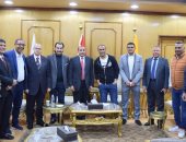 رئيس جامعة بنى سويف يستقبل سيد عبد الحفيظ مدير الكرة بالنادي الأهلى