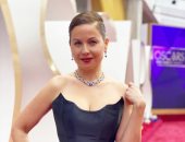 ريا أبي راشد تتألق بفستان أسود على السجادة الحمراء لحفل الأوسكار 2022