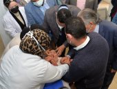 محافظ الدقهلية يدشن حملة التطعيم ضد شلل الأطفال بوحدة طب الأسرة بقولنجيل.. صور