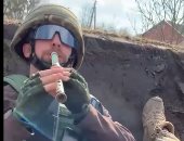 إبداع من رحم المعاناة.. جندى أوكرانى يعزف لزملائه فى ساحة الحرب "فيديو وصور"