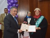 محافظ البحر الأحمر يكرم الفائزات فى مسابقة الأم المثالية