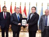 لجنة النقل تهدي محافظ البحر الأحمر درع النواب وتؤكد: الطرق على رأس أولوياتنا