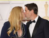 أول قبلة على السجادة الحمراء تجمع بين إيمي شومر وزوجها كريس فيشر.. صور