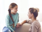 "بنتي بتكره شكلها".. 7 نصائح لتعزيز ثقة ابنك ومساعدته على تقبل نفسه