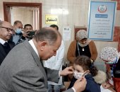 محافظ أسيوط يتفقد الحملة القومية للتطعيم ضد شلل الأطفال بالوليدية.. صور