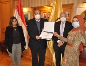 ⁦⁩جامعة حلوان تكرم الطلاب المتميزين فى المشروع القومى لمحو الأمية