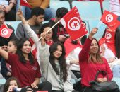 الجنس الناعم والمسنين والشباب والأطفال.. الكل يجتمع حول علم تونس قبل مواجهة مالى "صور"