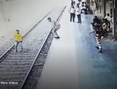شرطى ينقذ مراهقا ألقى بنفسه أمام قطار بمحطة سكة حديد هندية.. صور وفيديو