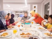 قبل رمضان .. قواعد إتيكيت دعوة الأقارب على الفطار خلال الشهر الكريم ..فيديو