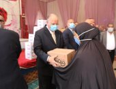 محافظ القاهرة يوزع 30 ألف كرتونة سلع غذائية بحى السلام
