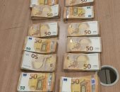 ضبط راكب بمطار القاهرة حاول تهريب 93 ألف يورو داخل علب أغذية.. صور 