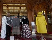 جيب ومعاطف.. عرض أشهر ملابس الملكة إليزابيث للاحتفال باليوبيل البلاتينى