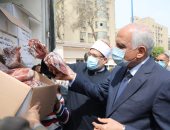 وزير الأوقاف ومحافظ الجيزة يشهدان توزيع 4 أطنان لحوم صكوك إطعام