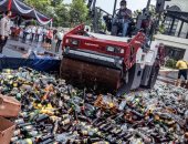 إندونيسيا تحطم عشرات الآلاف من زجاجات الخمور فى سورابايا بمناسبة رمضان..صور