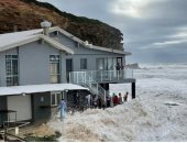 أمواج ضخمة تجتاح شواطئ نيو ساوث ويلز فى أستراليا وتصل للمنازل.. صور