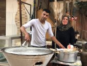 حكاية الحاجة سيدة وابنها محمد مع صناعة القطايف والكنافة البلدى.. فيديو وصور