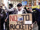 تظاهرة من مشجعي تشيلسي ضد عائلة "ريكتس".. تعرف على السبب