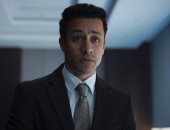 أحمد داود بين محامى وديلر فى الحلقة الأولى من سوتس بالعربى