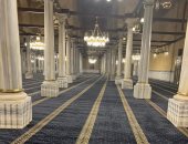 مسجد الحسين يتزين لاستقبال المصلين لصلاة التراويح الليلة بعد ترميمه.. صور