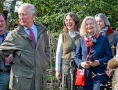 الأمير تشارلز يصحب عددا من المرشدين السياحيين فى جولة حول حدائق "هاى جروف"