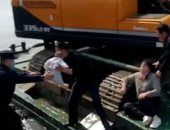 عمل بطولى.. عمال مركب ينقذون أما وطفلها بعد غرق سيارتهما فى بحيرة بالصين (فيديو)