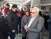 محافظ بورسعيد يتابع العمل بالمركز التكنولوجي في حي الضواحي ويتفقد تقديم الخدمة