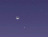 هلال رمضان قرب عنقود نجوم الثريا بسماء مصر بعد غروب الشمس اليوم