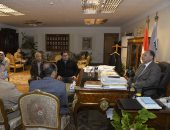 حياة كريمة.. محافظ أسيوط يبحث تذليل العقبات لتنفيذ مشروعات الصرف الصحى بالقرى