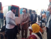 محافظ القاهرة يوزع هدايا الرئيس السيسى على سكان الأسمرات