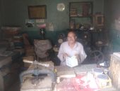 إيده فى كتب ربنا.. عم على الجزاوى يصلح المصاحف والأناجيل منذ 50 سنة فى قنا