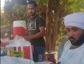 لو تعبان من الصيام اتعلم من عم عصام.. هزم إعاقته وبقاله 16 سنة أشهر بياع عصير فى رمضان