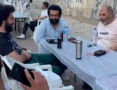 هالة صدقى توثق لحظة إفطار جماعى لصناع "فاتن أمل حربى" أثناء تصوير المسلسل