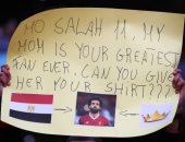 مشجع يطالب محمد صلاح منحه قميصه لإهدائه إلى والدته