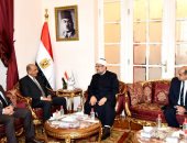 وزير الأوقاف يهنئ رئيس مجلس الدولة بالشهر الكريم