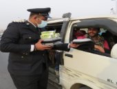 الشرطة فى خدمة الصائمين.. الداخلية توزع وجبات إفطار مجانية بالشوارع ووسائل المواصلات.. توفير مواد غذائية للعمالة غير المنتظمة تحت شعار "كلنا واحد – معك فى رمضان".. الوزارة: نبنى جسور الثقة مع المجتمع المصرى